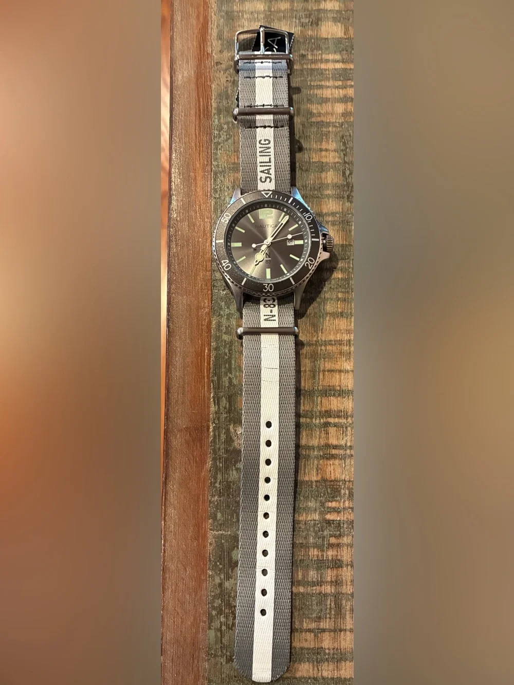 Nautica N83 NAPABS902 Men's Sport Watch Gray Stripe Nylon Strap Like New in Box